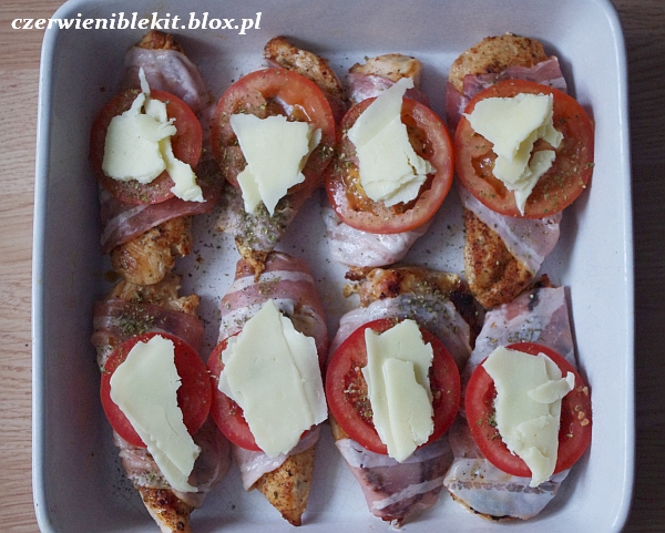 Kurczak zapiekany w boczku z pomidorem i mozzarellą
